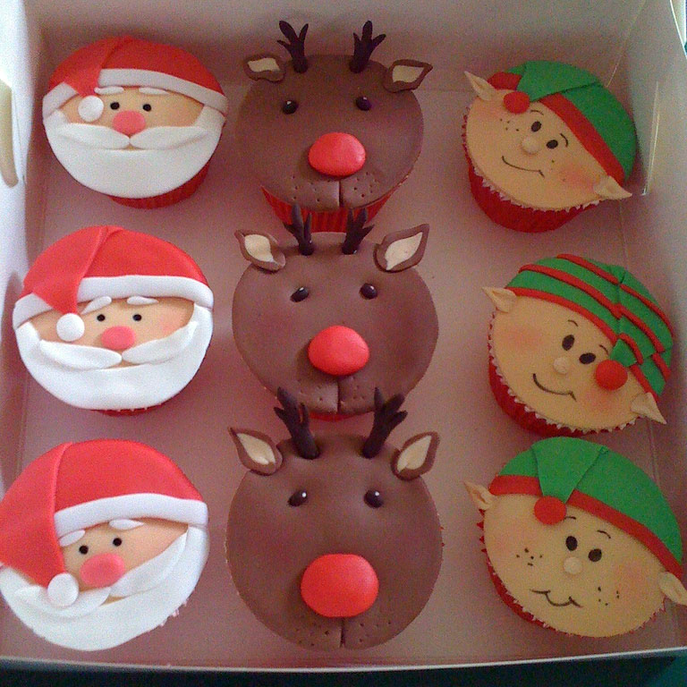 Bánh cupcake hình mặt ông già Noel, cậu bé đội mũ Noel và con tuần lộc đem đến cho bạn những hương vị tuyệt hảo của mùa lễ đặc biệt này. Hãy thưởng thức và cảm nhận sự ngọt ngào và ấm áp của dịp Giáng sinh.
