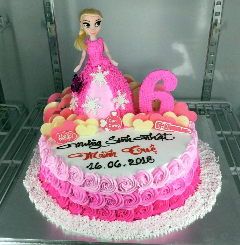 Bánh kem bé gái 6 tuổi màu hồng với Búp bê dễ thương - Bánh Thiên Thần :  Chuyên nhận đặt bánh sinh nhật theo mẫu