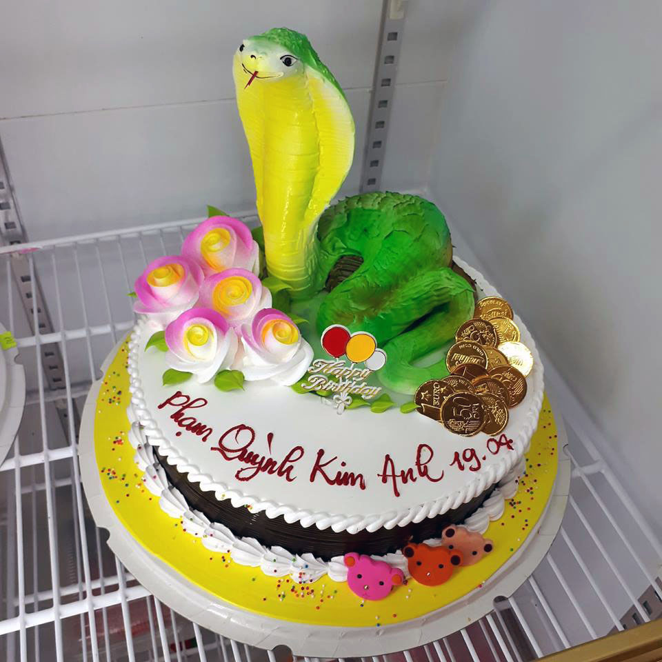 Bánh sinh nhật hình con rắn đẹp lạ - ngộ nghĩnh