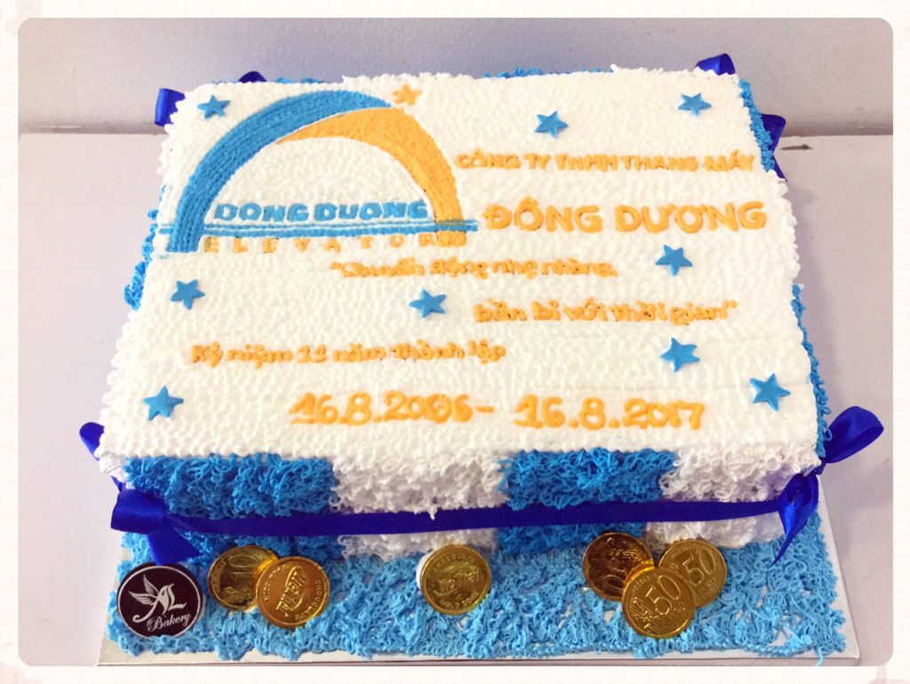 Bánh sinh nhật lớn bắt hoa hồng xanh in logo công ty đẹp dễ thương mừng kỷ  niệm 7 năm thành lập công ty  Bánh Kem Ngộ Nghĩnh