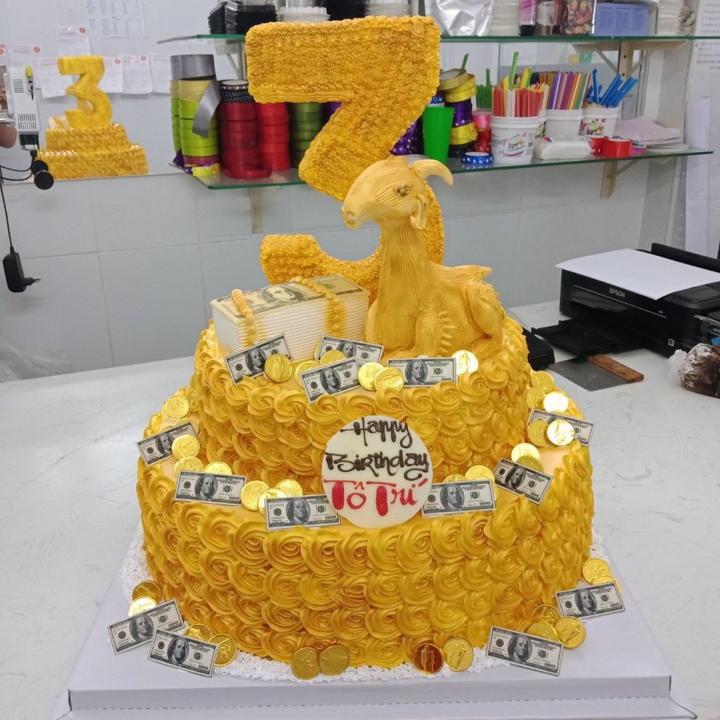 Bánh kem tông vàng gold sang chảnh tặng sinh nhật bạn gái