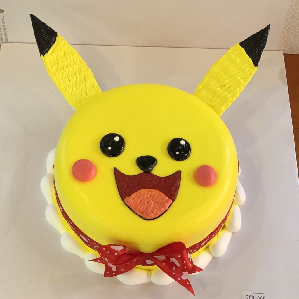 Chiếc bánh mặt Pikachu và màu vàng tươi sáng này sẽ khiến bạn thích thú ngay từ cái nhìn đầu tiên. Với hình dáng và trang trí đặc sắc, bạn sẽ có một trải nghiệm thú vị khi thưởng thức chiếc bánh này. Hãy bổ sung cho tiệc của bạn một chút màu sắc và vui nhộn với chiếc bánh này!
