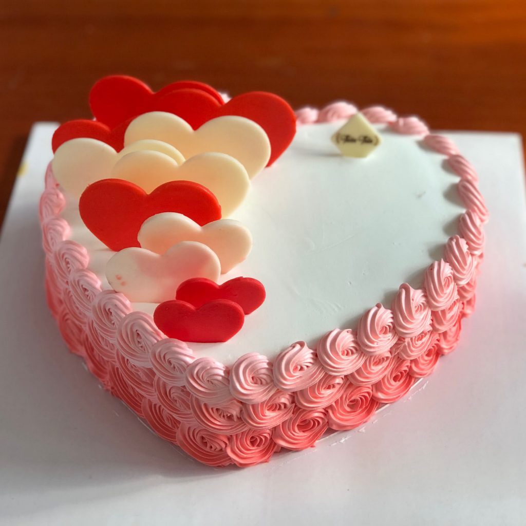 Bánh kem hình trái tim lãng mạn - Hình trái tim là biểu tượng của tình yêu và lòng trung thành, và món bánh kem hình trái tim lãng mạn này chắc chắn sẽ thổi bùng lên lửa tình yêu trong bạn. Với thiết kế đẹp mắt và hương vị tuyệt hảo, món bánh này là lựa chọn đáng yêu cho một ngày đặc biệt.