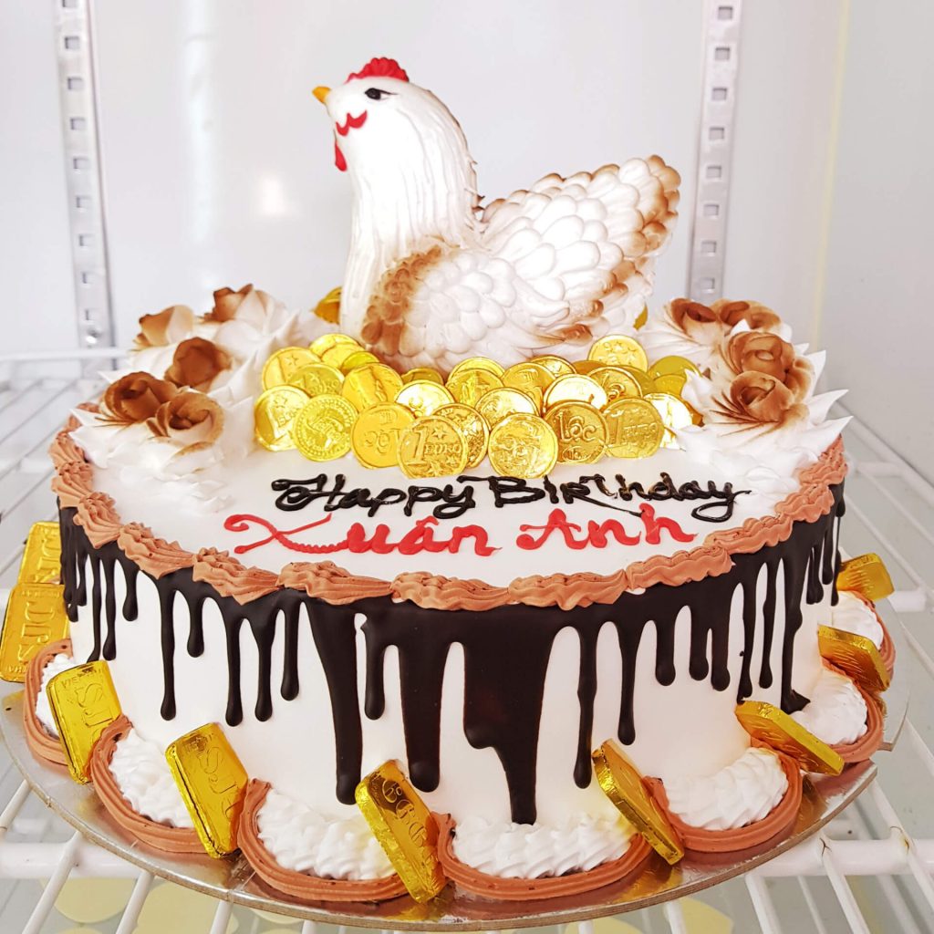 Bánh kem hình con gà đẹp mắt và những đồng tiền tài lộc - Bánh Thiên Thần :  Chuyên nhận đặt bánh sinh nhật theo mẫu