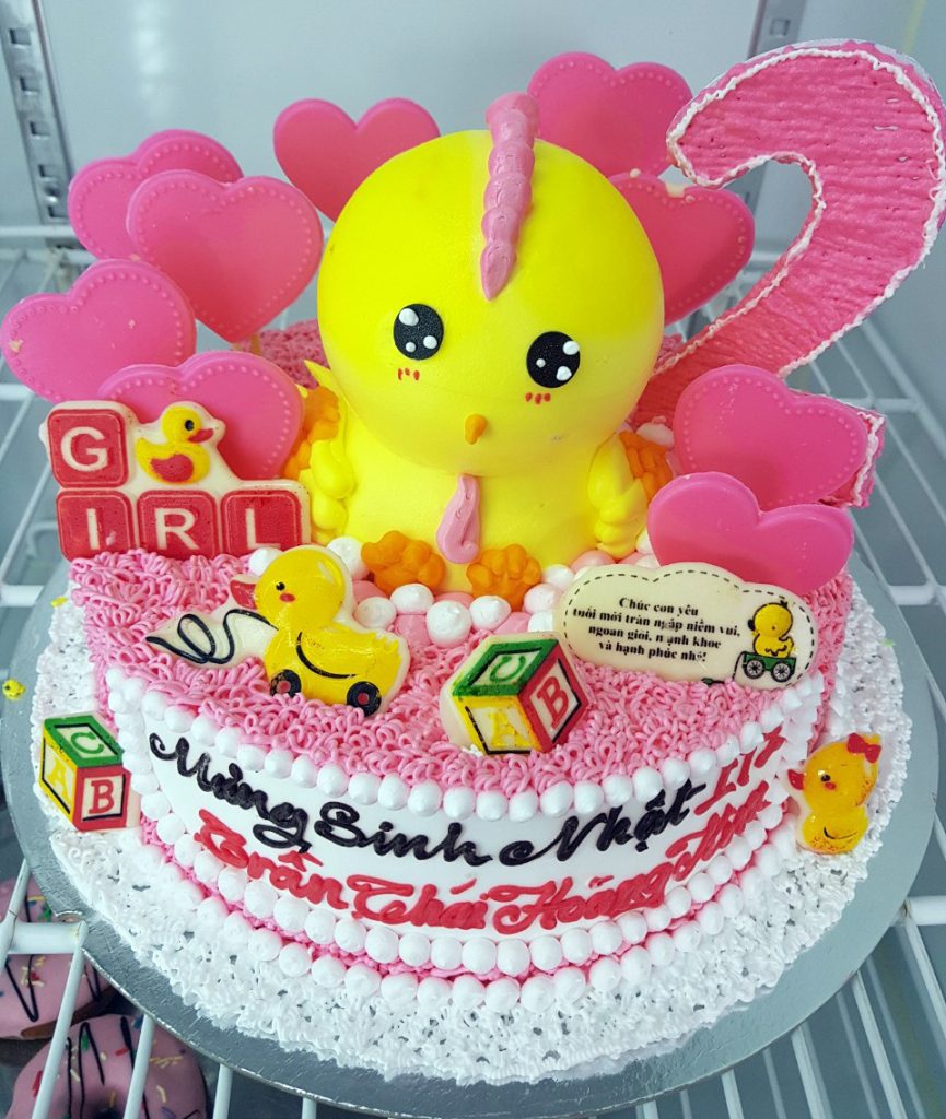 Bánh kem màu hồng hình con gà dễ thương mừng sinh nhật bé yêu tuổi gà - Bánh  Thiên Thần : Chuyên nhận đặt bánh sinh nhật theo mẫu