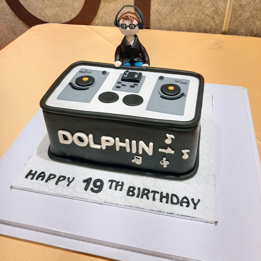 Bánh sinh nhật hình bàn DJ hiện đại  Bánh kem cao cấp