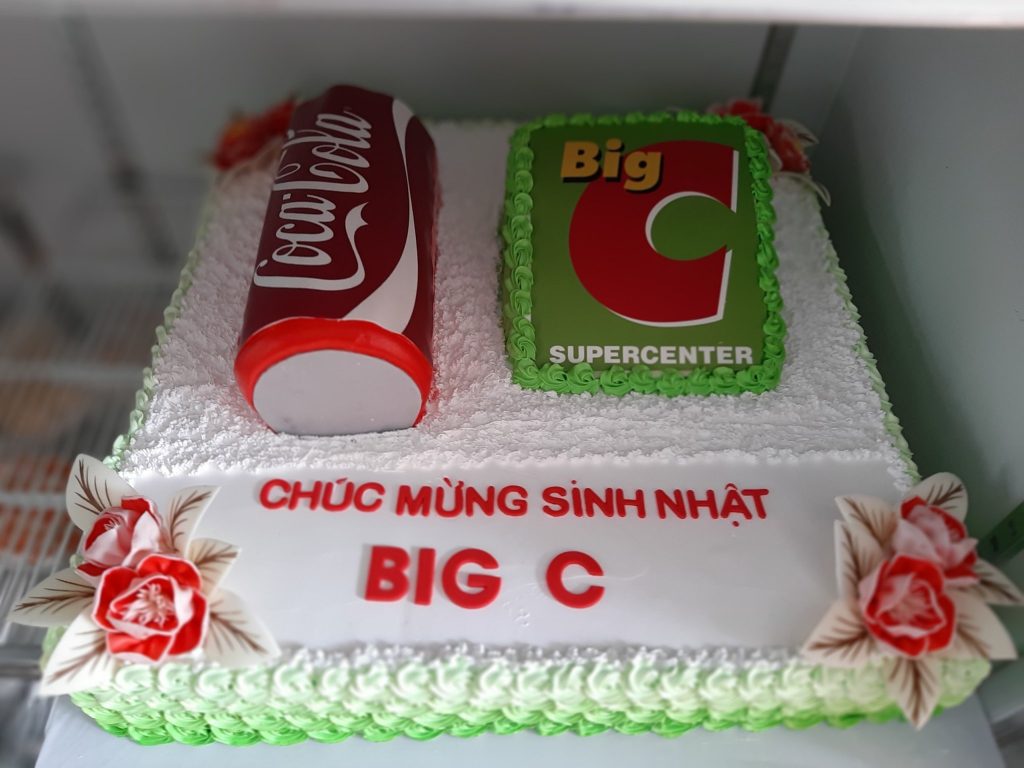 Bánh kem màu trắng hình lon nước coca cola và logo Big C mừng sinh nhật hệ  thống Big C  Bánh kem cao cấp