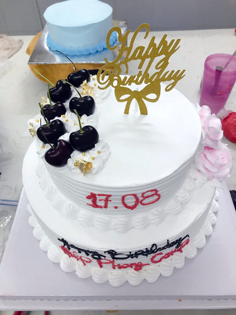Bánh sinh nhật 2 tầng hoa kem trang nhã - Tiệm bánh MiaCake Đà Nẵng