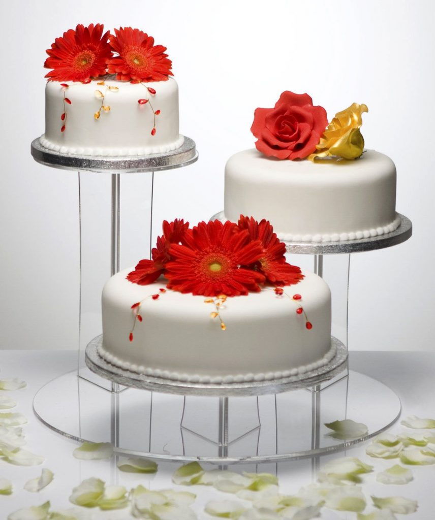 Bánh kem cưới 3 tầng rời màu trắng đính ngọc trang trí hoa hồng gumpaste  màu đỏ | Bánh kem cao cấp