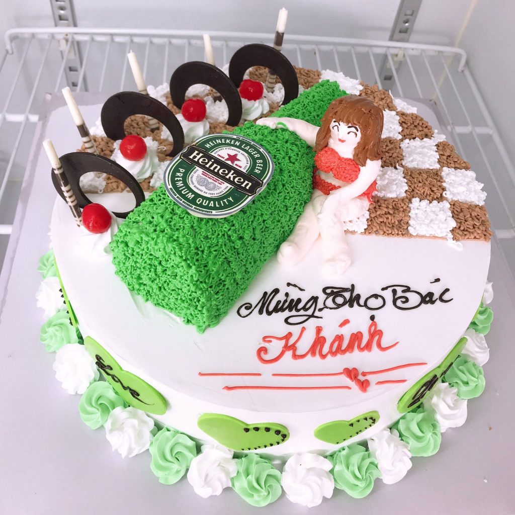 Bánh kem sinh nhật màu trắng xanh tạo hình chai bia Heineken và cô ...