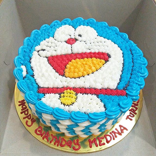 Nếu bạn là một fan hâm mộ của chú mèo máy Doraemon, thì chiếc bánh này sẽ làm cho bạn không thể rời mắt khỏi nó! Với mặt bánh kem được tạo hình chính xác theo hình dáng gương mặt của Doraemon, chiếc bánh sẽ là tuyệt phẩm của bất kỳ bữa tiệc nào. Hãy cùng khám phá chi tiết hơn về chiếc bánh này.