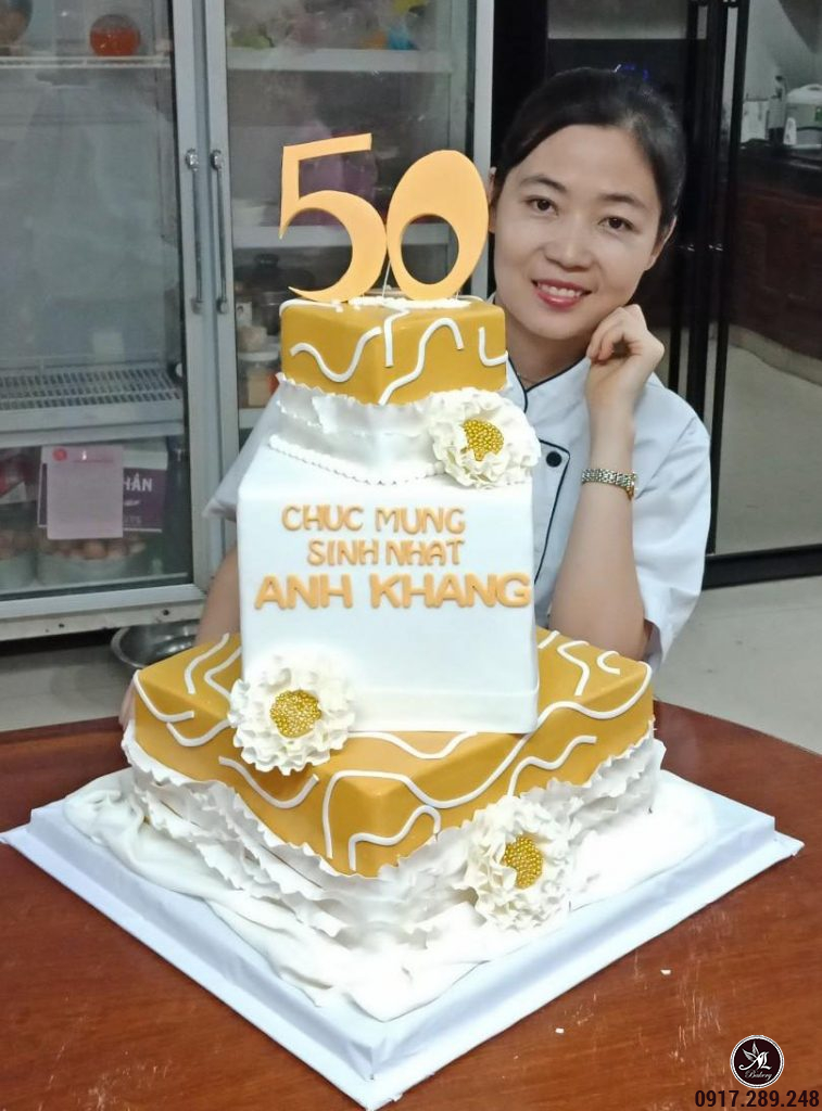 Bánh kem sinh nhật bé gái màu vàng fondant | vuatrangtri.vn