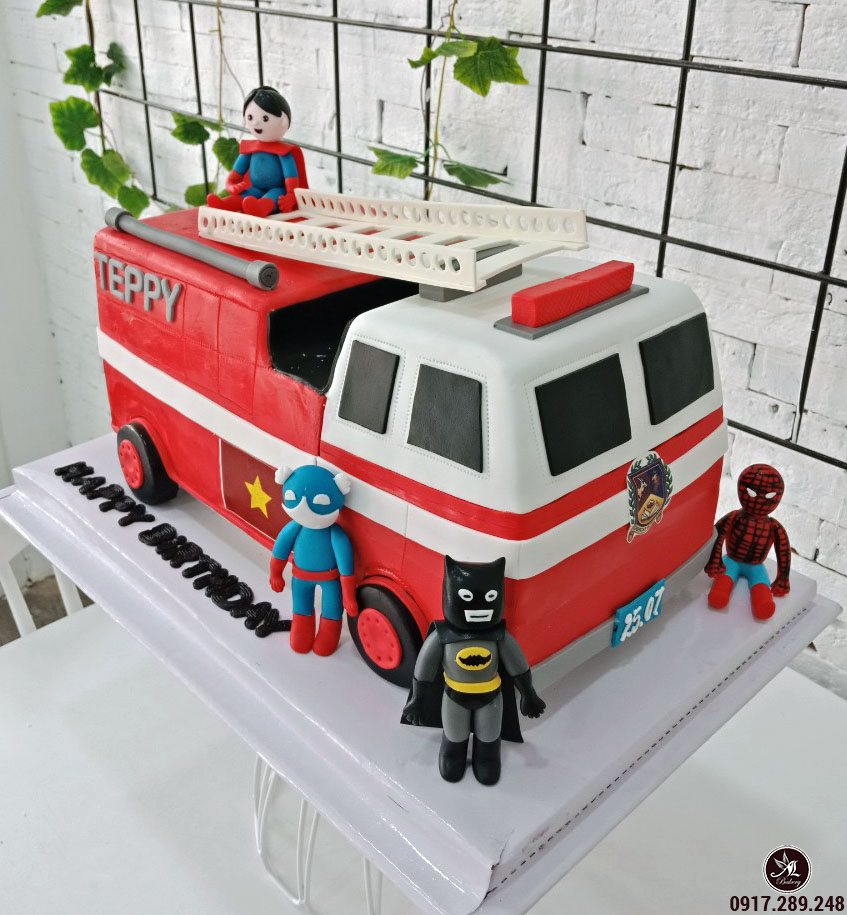 Bánh sinh nhật fondant chủ đề siêu anh hùng cho bé trai kingtrangtrivn