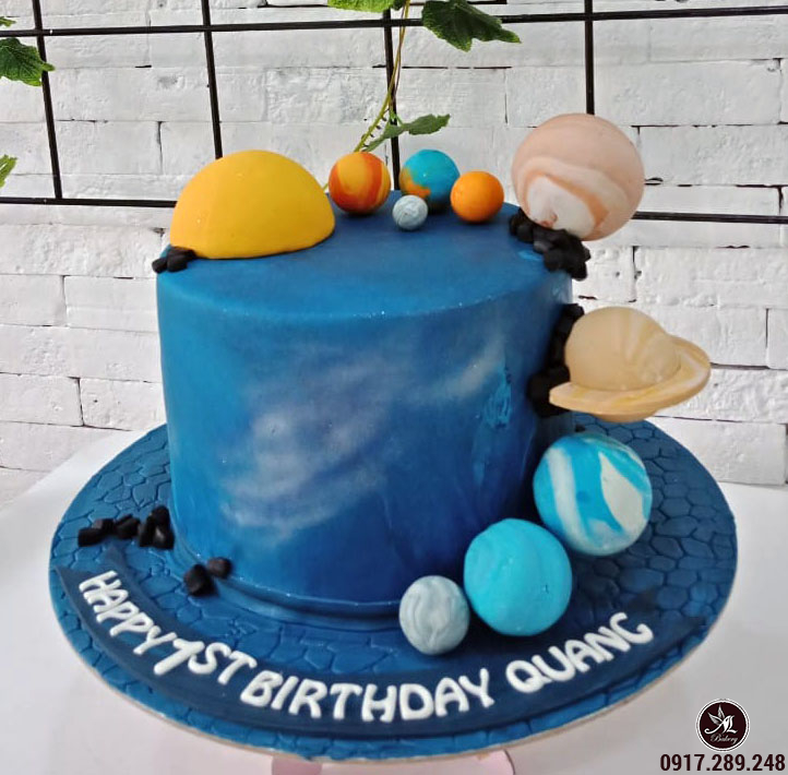 Bánh sinh nhật vũ trụ với các hành tinh và dải ngân hà nuôi dưỡng ước mơ du hành vũ trụ của cậu bé 7139 Bánh kem fondant