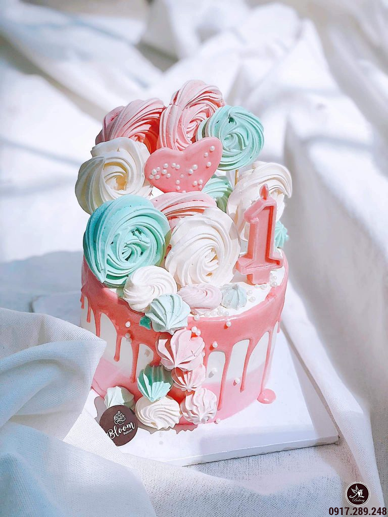 Bánh gato sinh nhật phủ fondant tạo hình những chiếc kẹo mút ngọt lịm bên  cạnh một chiếc Cupcake khổng lồ 3232  Bánh fondant