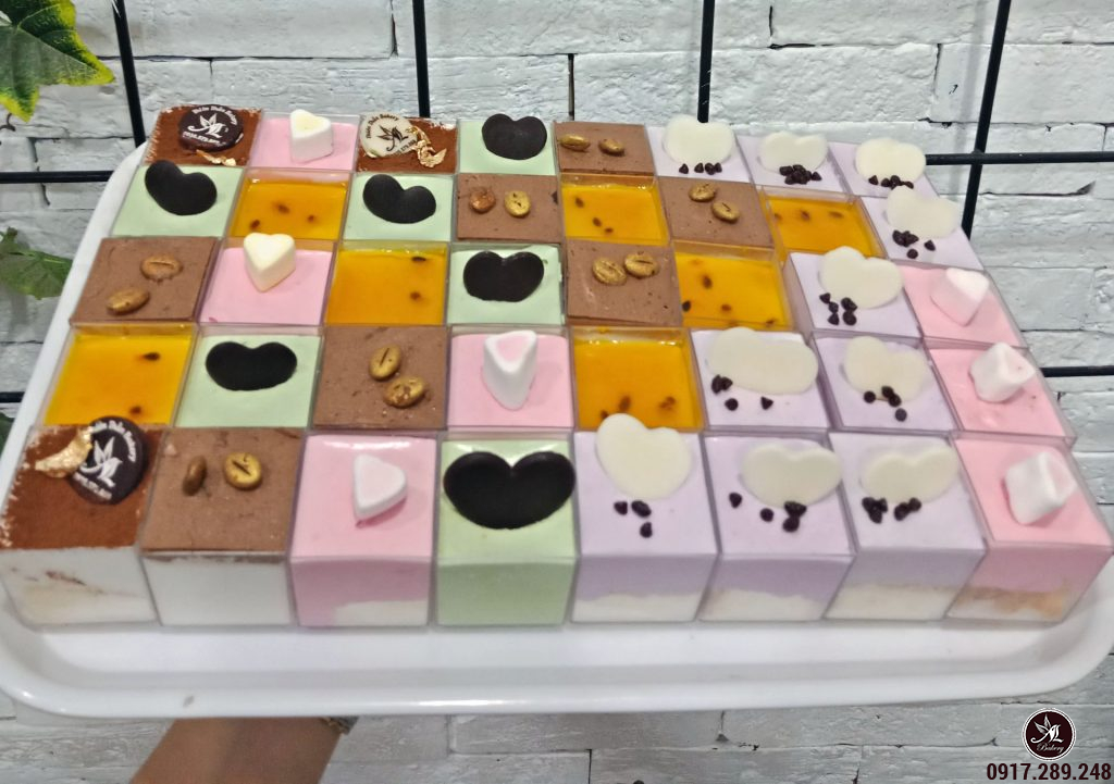 Bánh sinh nhật mini hoa kem đẹp - Thu Hường Bakery