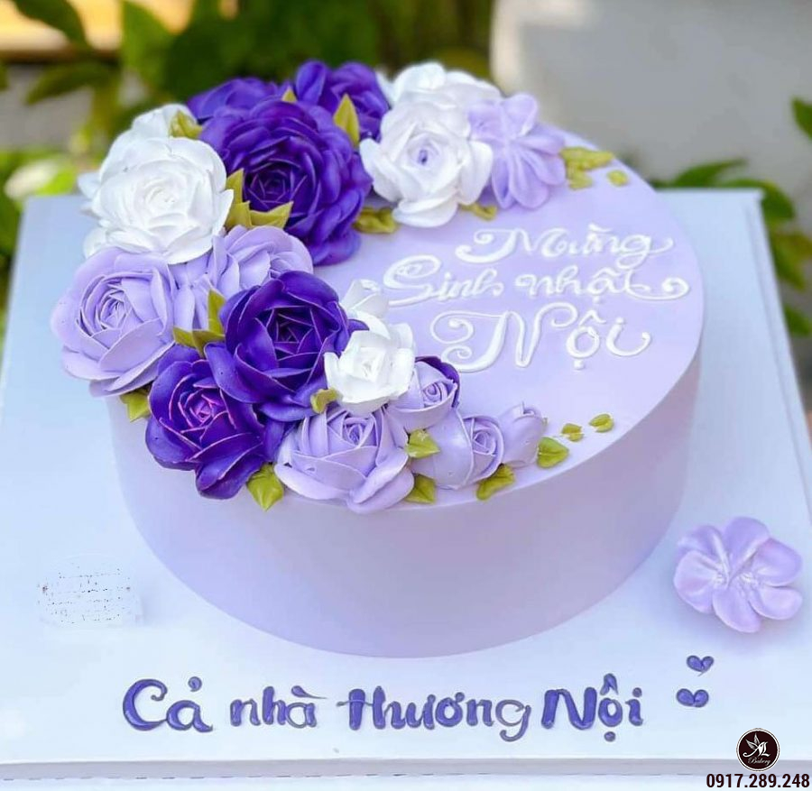 Mẫu bánh sinh nhật in hình với hoa tím cực đẹp